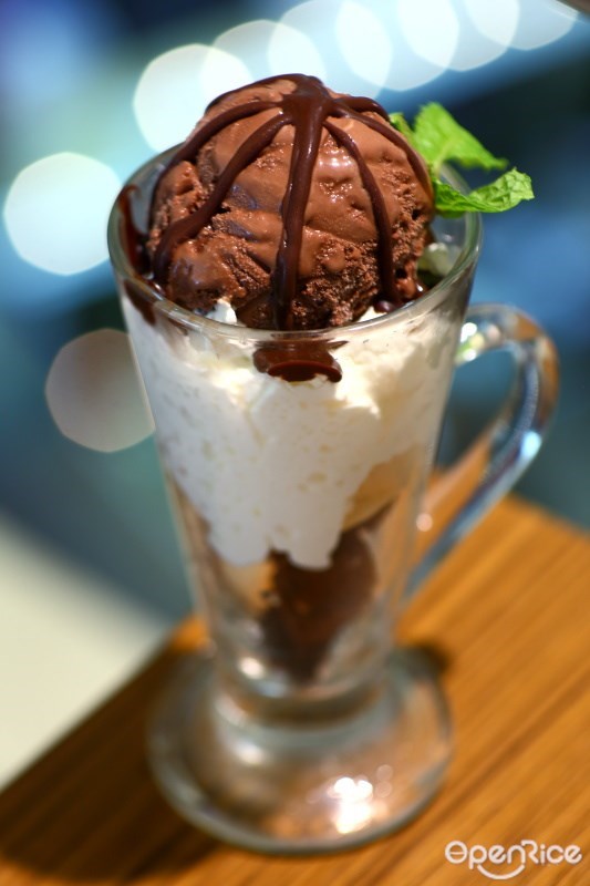 ไอศกรีมผัดสุดพรีเมียมหลากเมนู ณ Cream & Fudge Gold ร้านไอศกรีม สยามพารากอน 