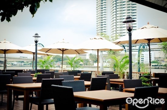 รวมร้านอาหารริมน้ำวันลอยกระทง ร้านริมน้ำ Aquatini Restaurant & Bar ตั้งอยู่ภายใน Navalai River Resort บนถนนพระอาทิตย์