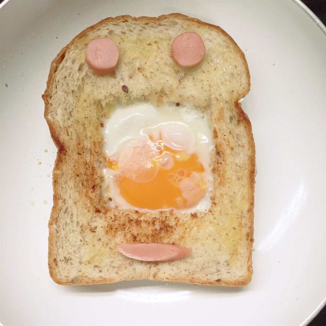 วิธีทำอาหารเช้าง่ายๆ สูตรอาหาร Happy Breakfast Bread Toast with egg & sausage 