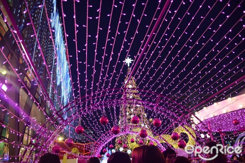 ถ่ายไฟ เซ็นทรัลเวิลด์ กับผองเพื่อน Disney ฉลองปีใหม่ 2016 โดยศูนย์การค้าเซ็นทรัลเวิลด์ (Central World) จับมือฮ่องกง ดิสนีย์แลนด์ (Hong Kong Disneyland) จัดงาน A Happy Fairytale