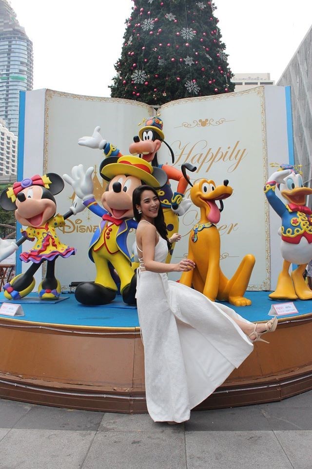 ถ่ายไฟ เซ็นทรัลเวิลด์ กับผองเพื่อน Disney ฉลองปีใหม่ 2016 โดยศูนย์การค้าเซ็นทรัลเวิลด์ (Central World) จับมือฮ่องกง ดิสนีย์แลนด์ (Hong Kong Disneyland) จัดงาน A Happy Fairytale