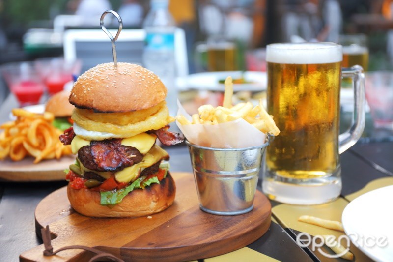 Beer & Burger Lover Promotion โปรโมชั่น โรงแรมโนโวเทล กรุงเทพ เพลินจิต สุขุมวิท (Novotel Bangkok Ploenchit Sukhumvit) ที่ดีเลาจน์ เบียร์การ์เด้นท์ (Dee Lounge Beer Garden)