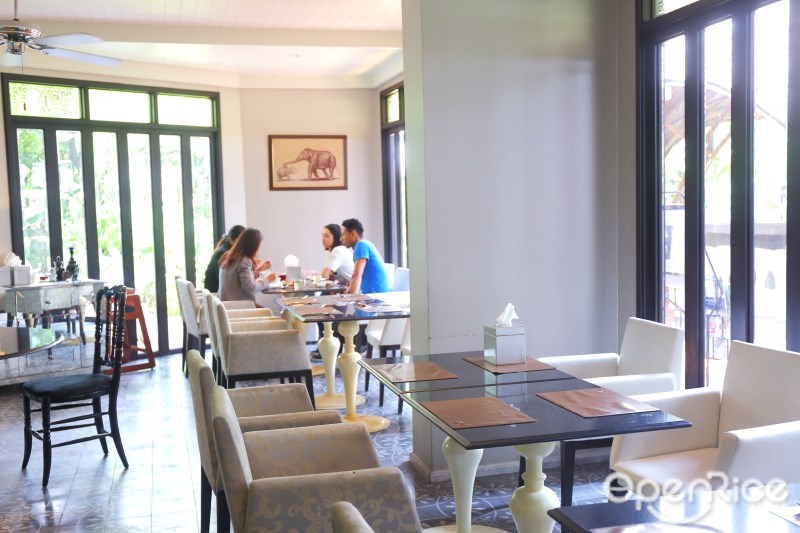 ห้องอาหารมิสสยาม (Miss Siam Restaurant) โรงแรมหัวช้าง เฮอริเทจ กรุงเทพฯ (Hua Chang Heritage Hotel) กับบุฟเฟ่ต์อาหารไทยสาวสยาม ตั้งแต่วันนี้ถึงวันที่ 30 มิถุนายน 2559 ให้บริการทุกวัน เวลา 11.30-14.30 น. ราคา 650 บาทต่อคน พิเศษ! โปรโมชั่น มา 4 ท่าน จ่ายเพียง 3 ท่าน กรุณาสำรองที่นั่งล่วงหน้า 02-217-0777