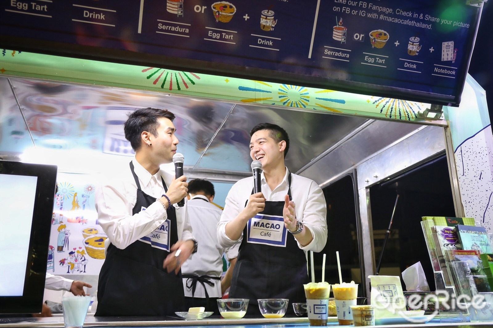 MACAO CAFE เป็น food truck โดยการท่องเที่ยวมา เก๊าประจำประเทศไทย ที่จะตระเวนแจกของอร่อย ที่ใครไปมาเก๊าต้องไม่ พลาดไปชิม ทั้งทาร์ตไข่รสเด็ด ชานมและกาแฟหอมอร่อย และขนมชื่อแปลก Serradura 