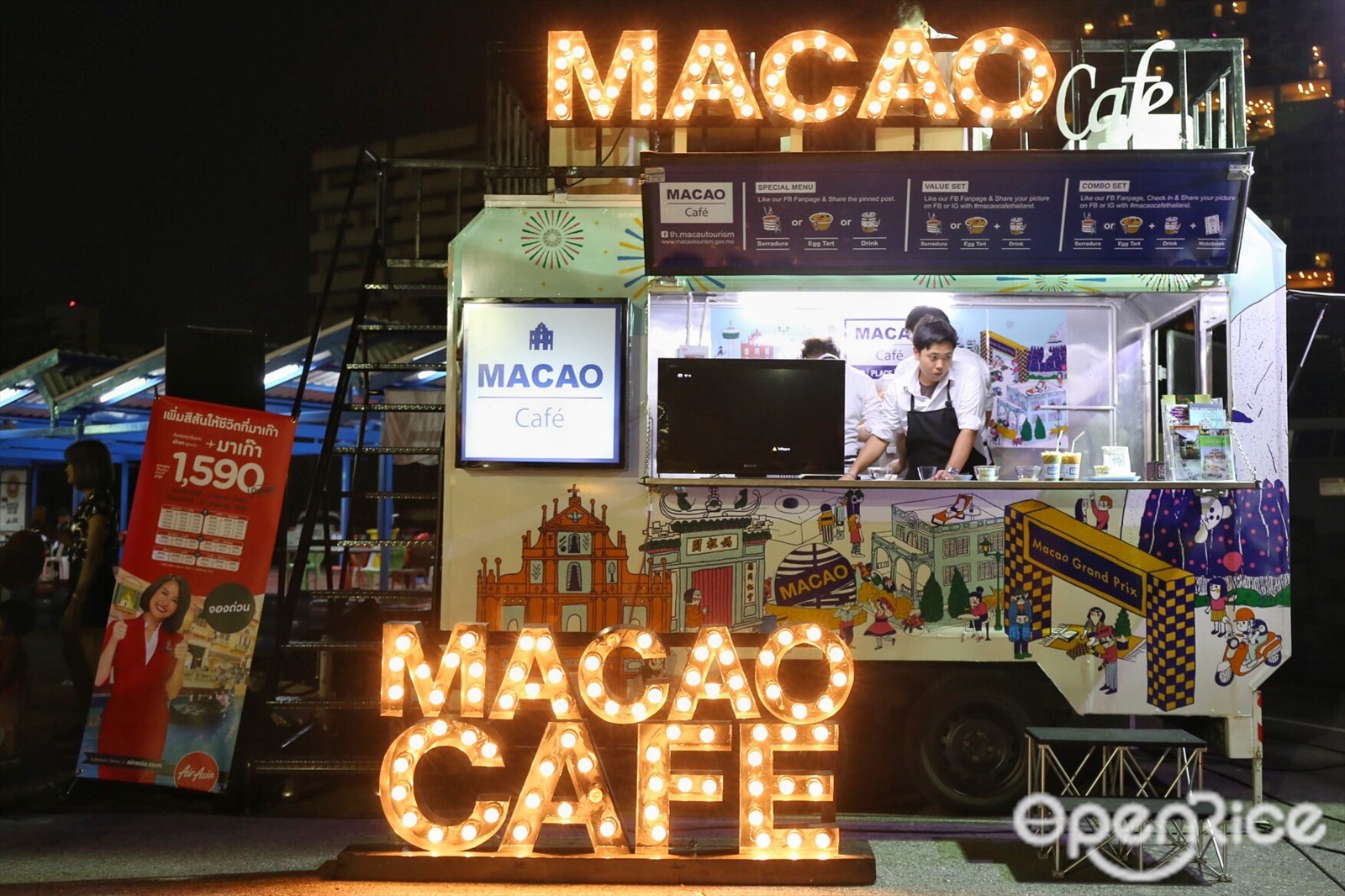 MACAO CAFE เป็น food truck โดยการท่องเที่ยวมา เก๊าประจำประเทศไทย ที่จะตระเวนแจกของอร่อย ที่ใครไปมาเก๊าต้องไม่ พลาดไปชิม ทั้งทาร์ตไข่รสเด็ด ชานมและกาแฟหอมอร่อย และขนมชื่อแปลก Serradura 