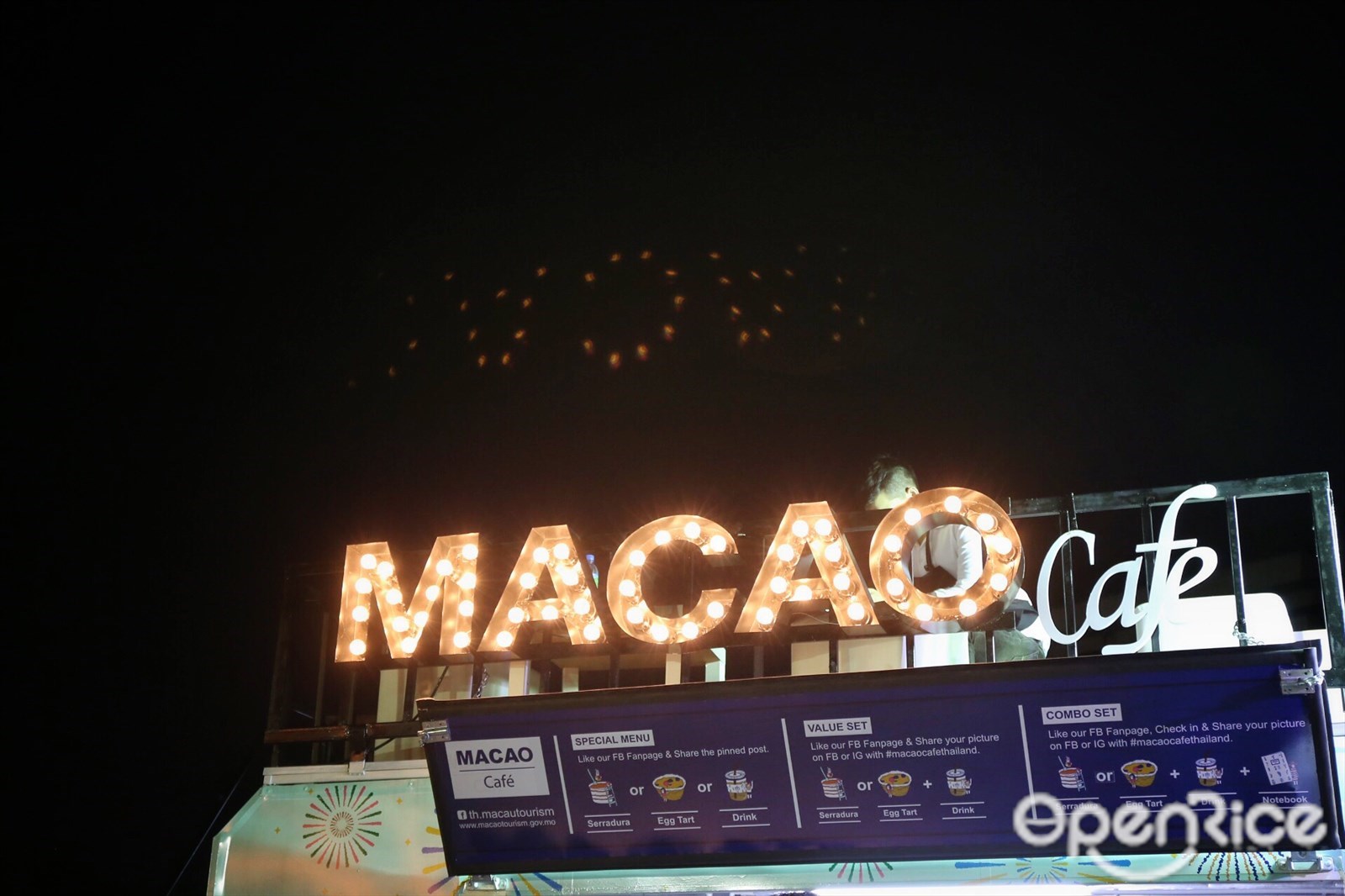 MACAO CAFE เป็น food truck โดยการท่องเที่ยวมา เก๊าประจำประเทศไทย ที่จะตระเวนแจกของอร่อย ที่ใครไปมาเก๊าต้องไม่ พลาดไปชิม ทั้งทาร์ตไข่รสเด็ด ชานมและกาแฟหอมอร่อย และขนมชื่อแปลก Serradura 