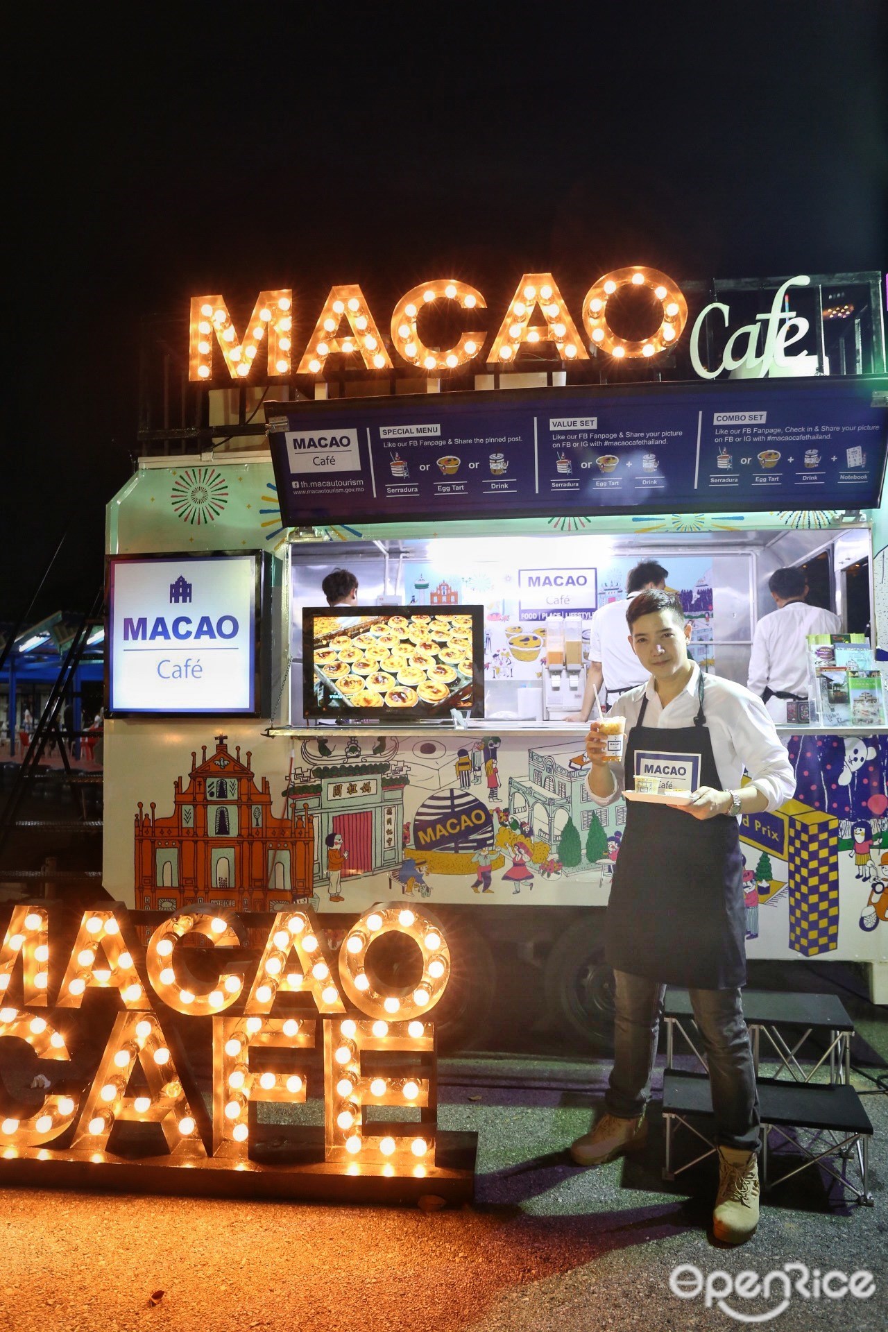 MACAO CAFE เป็น food truck โดยการท่องเที่ยวมา เก๊าประจำประเทศไทย ที่จะตระเวนแจกของอร่อย ที่ใครไปมาเก๊าต้องไม่ พลาดไปชิม ทั้งทาร์ตไข่รสเด็ด ชานมและกาแฟหอมอร่อย และขนมชื่อแปลก Serradura 