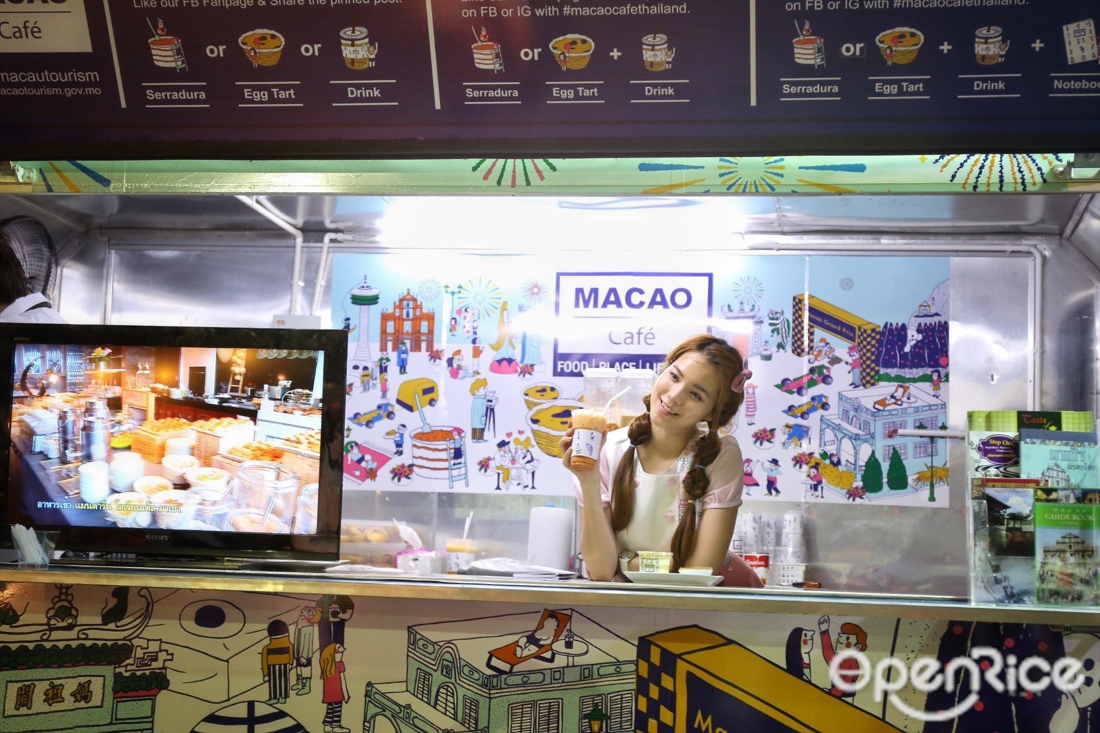 MACAO CAFE เป็น food truck โดยการท่องเที่ยวมา เก๊าประจำประเทศไทย ที่จะตระเวนแจกของอร่อย ที่ใครไปมาเก๊าต้องไม่ พลาดไปชิม ทั้งทาร์ตไข่รสเด็ด ชานมและกาแฟหอมอร่อย และขนมชื่อแปลก Serradura 