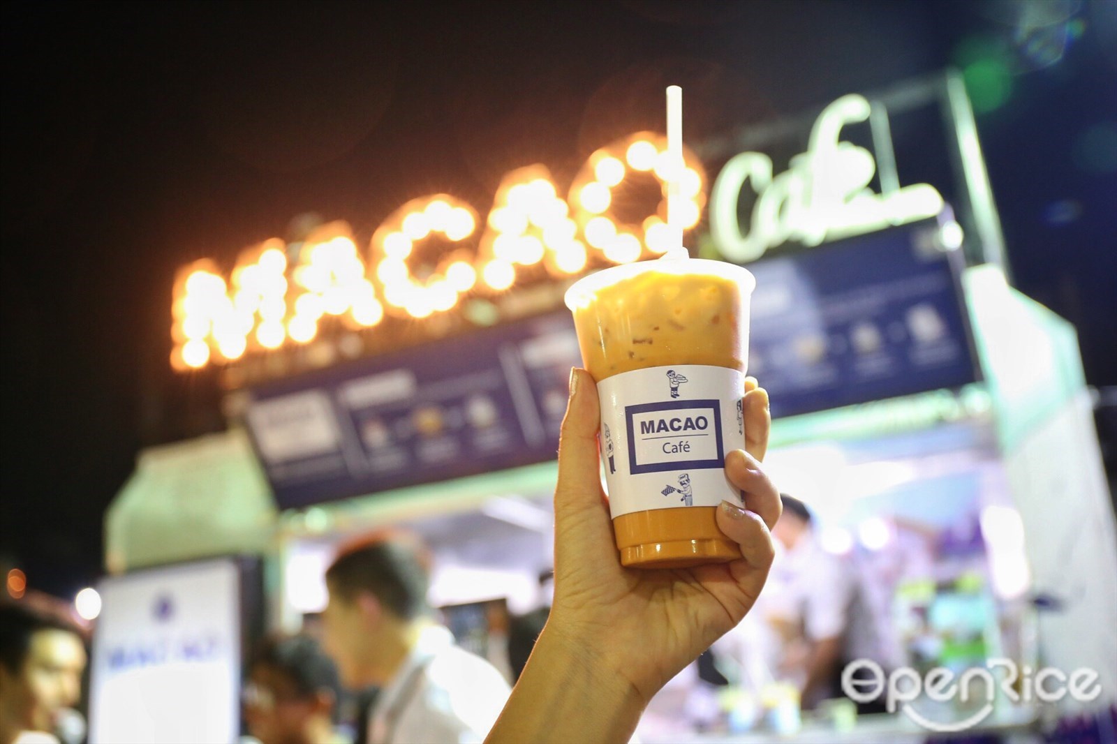 MACAO CAFE เป็น food truck โดยการท่องเที่ยวมา เก๊าประจำประเทศไทย ที่จะตระเวนแจกของอร่อย ที่ใครไปมาเก๊าต้องไม่ พลาดไปชิม ทั้งทาร์ตไข่รสเด็ด ชานมและกาแฟหอมอร่อย และขนมชื่อแปลก Serradura 