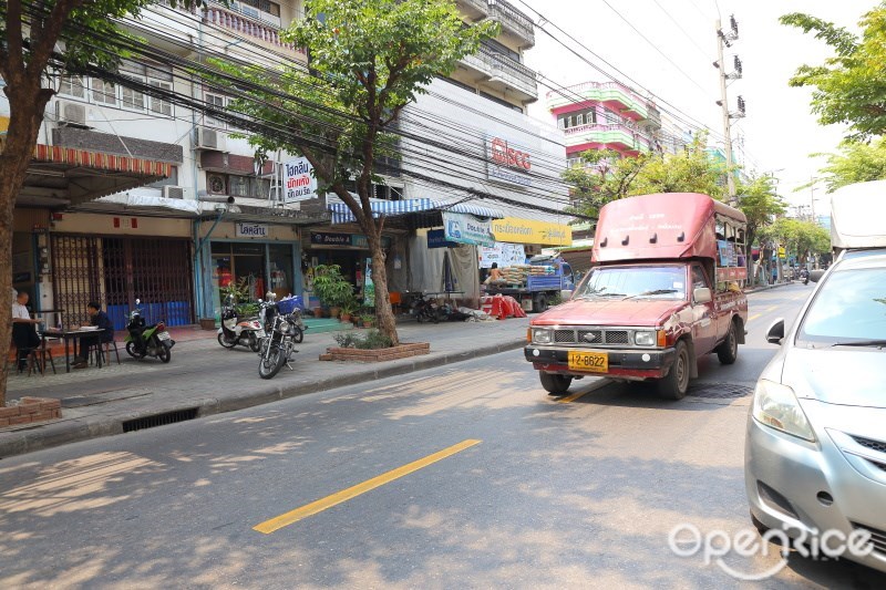 ซอยเซ็นต์หลุยส์ ร้านอาหารเก่าแก่แน่นคับซอย ตามไปอร่อยกันให้พุงกาง