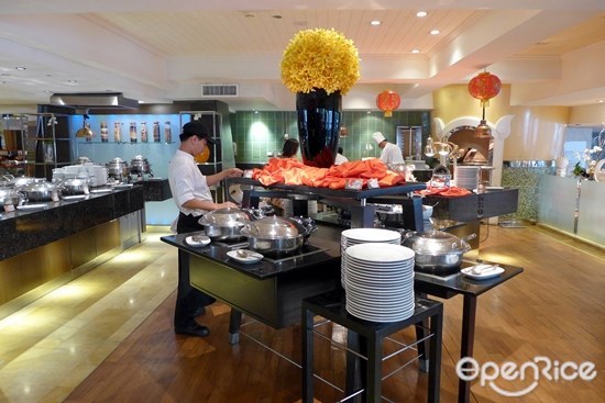 ห้องอาหารฟีสท์ (Feast) โรงแรมรอยัล ออคิด เชอราตัน (Royal Orchid Sheraton Hotel & Towers) บุฟเฟ่ต์อาหารจีนทุกวันพุธ 1,090++ บาท (Chinese Dinner Buffet) มาพร้อมโปรโมชั่นมา 4 จ่าย 3 คุ้มสุดๆ ถึงเดือนตุลาคม