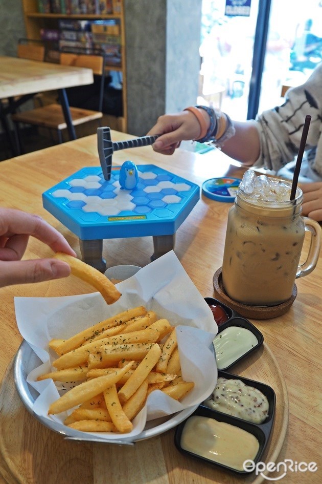Thai Coffee 70 บาท และ Hook Fries with Garlic & Rosemary salt 85 บาท