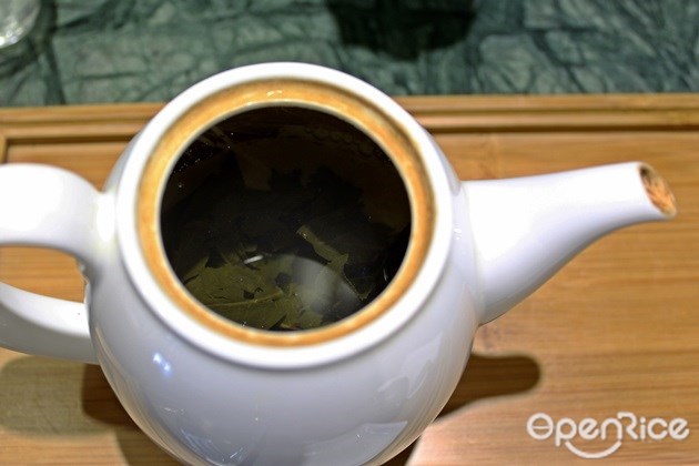 ชาอูหลงแบบเต็มใบที่โรงน้ำชามิตรามิตร ไม่ใช่ใบชาแห้งแข็งที่เราคุ้นเคย