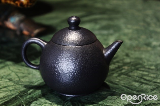 กาน้ำชาอี้สิง ทำจากผงหินขึ้นรูป จึงมีรูพรุนขนาดเล็กคล้ายผิวส้มที่ช่วยกักเก็บความหอมของชาไว้