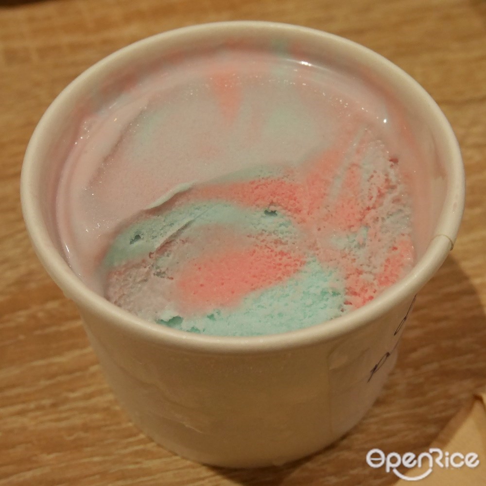 ไอศกรีมรสเรนโบว์สีสวย