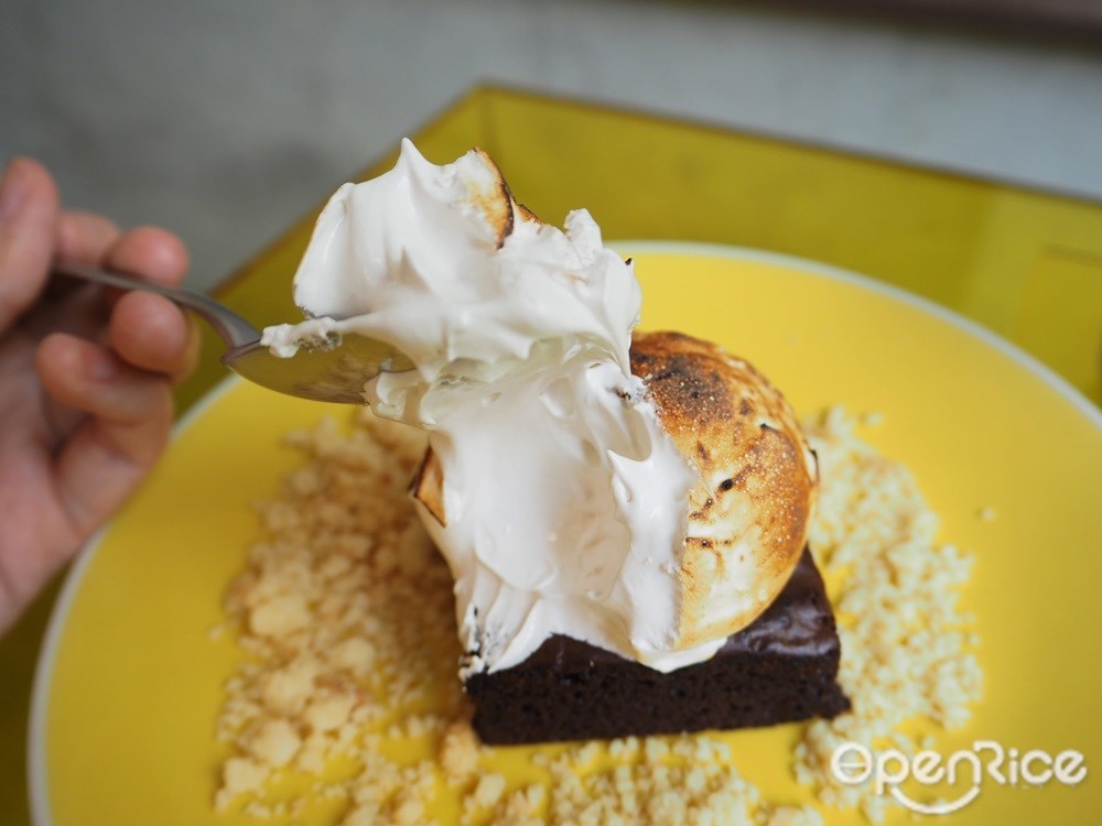 Brownie (marshmallow+whipcream) 155.-